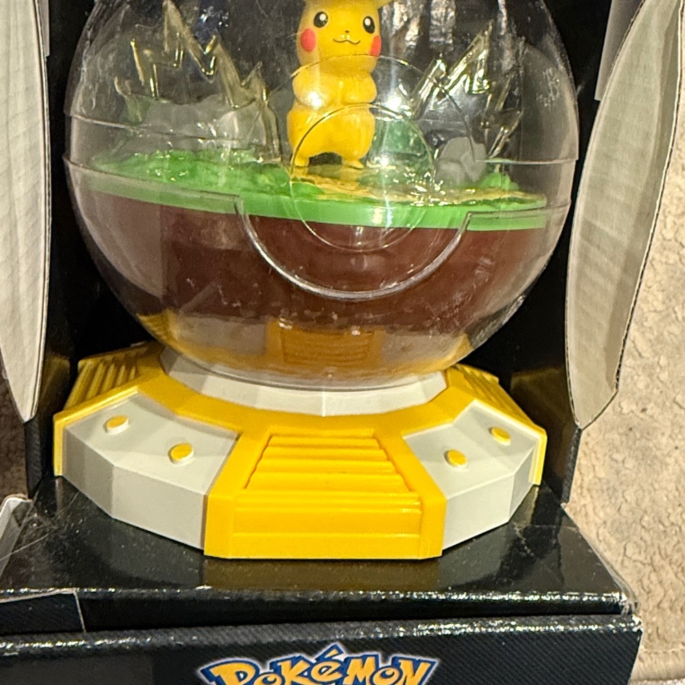 New PKMN Globe 2021 Pokemon Pikachu Illuminated Terrarium 5" tall light glows - Picture 3 of 8